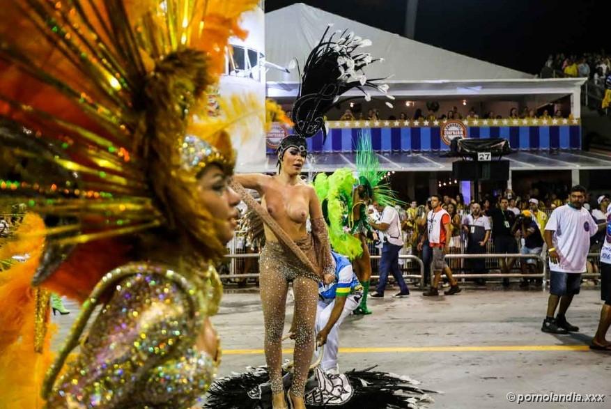 Juliana Isen se quita la ropa en protesta en Anhembi - Foto 172977