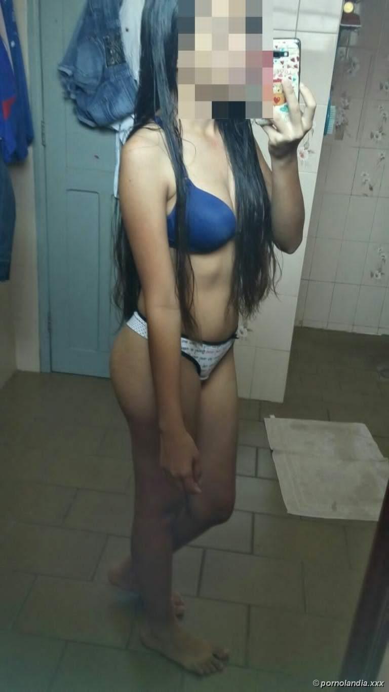 Adolescente que muestra coño - foto 153922