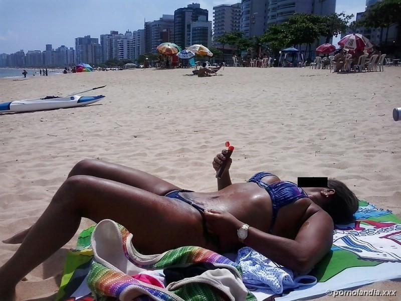 Puta en la playa con bikini perforado con coño - foto 35967