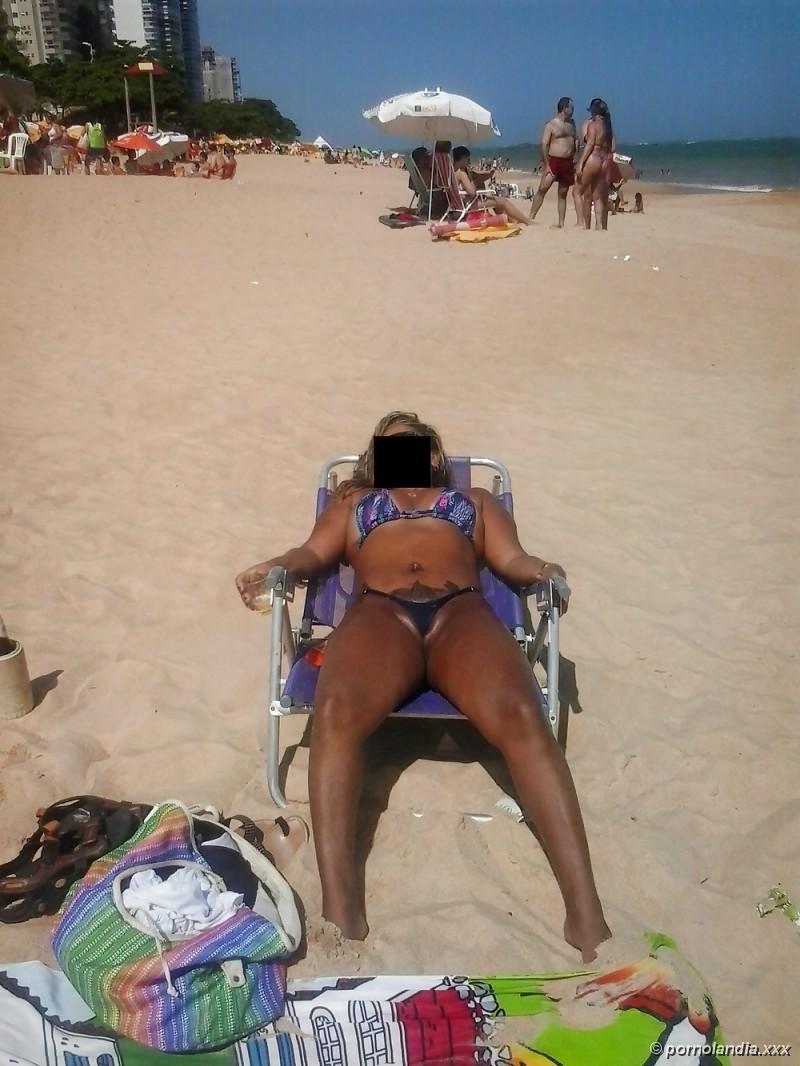 Puta en la playa con bikini perforado con coño - foto 35970