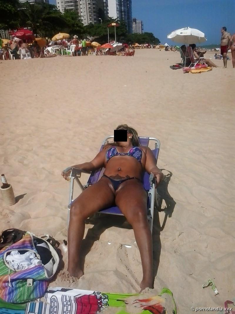 Puta en la playa con bikini perforado con coño - foto 35971