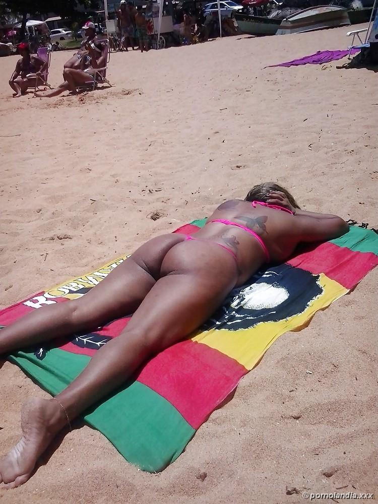 Puta en la playa con bikini perforado con coño - foto 35975