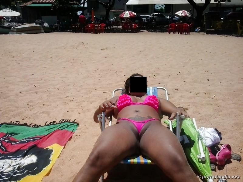 Puta en la playa con bikini perforado con coño - foto 35977