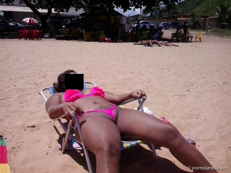 Puta en la playa con bikini perforado con coño - foto 35978