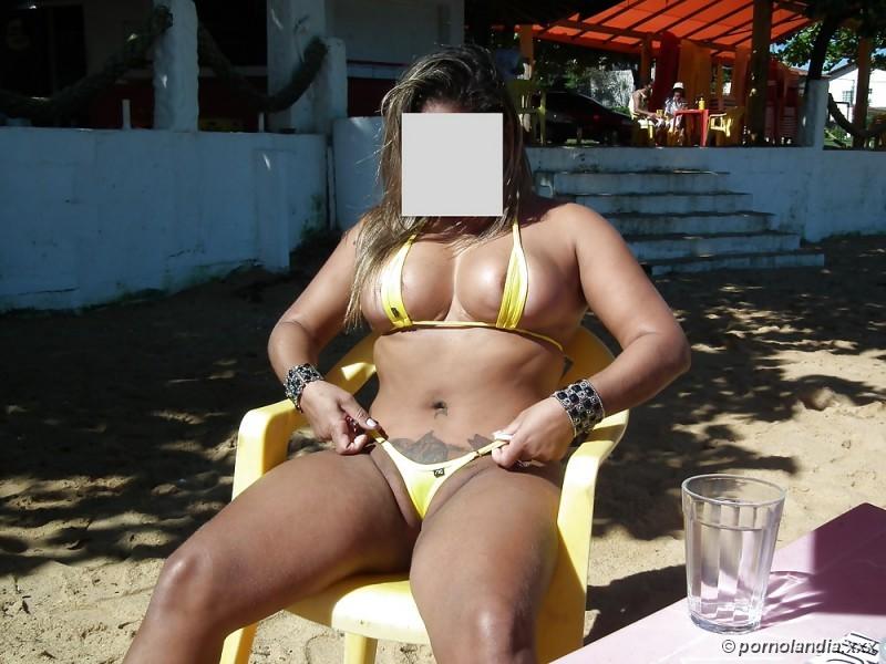 Puta en la playa con bikini perforado con coño - foto 35989