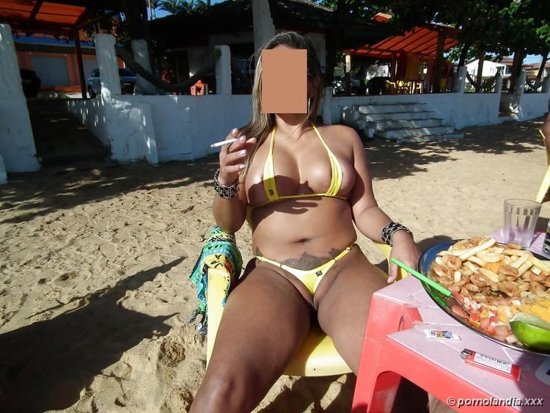 Puta en la playa con bikini perforado con coño - foto 35993