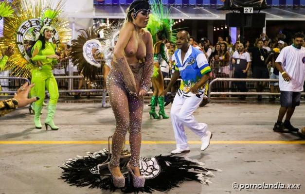 Juliana Isen quitándose la ropa en Carnival 2016 - Foto 24005