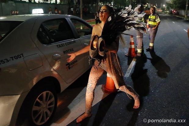 Juliana Isen quitándose la ropa en Carnival 2016 - Foto 24012