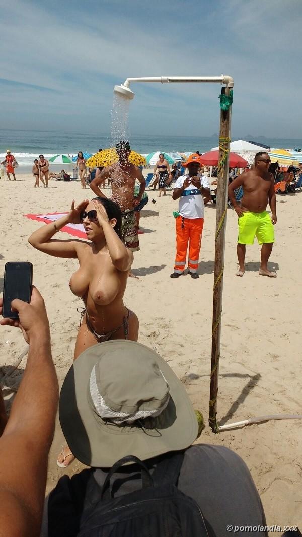 Mujer de melón desnudo en Río de Janeiro Beach - Foto 23322