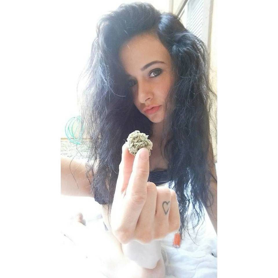 Jóvenes calurosos que aman las chicas ganadoras a base de hierba de marihuana - Foto 9351