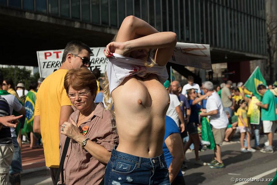 Socialite que muestra los senos durante la protesta - Foto 173057